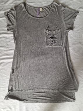 Alya Women's Very Soft Gray T Shirt With Kitten Pocket Graphic XS